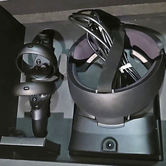 Meta (Oculus) Rift S Touch VR Headset - Picture 2 of 6